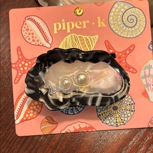 Piper K Oyster with pearls hair clip